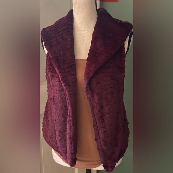 Women’s Sz S Me Jane burgundy faux collar casual gorgeous vest sweater - Picture 1 of 7